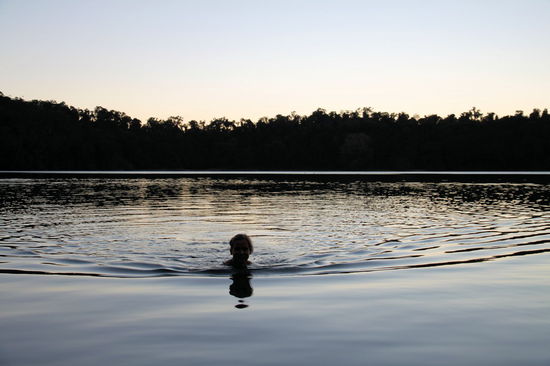 Abends sind wir noch zum Lake Eacham gefahren und Lizzy ist schwimmen gegangen. Nach Sonnenuntergang war es auch angenehm leer am See. Ich war natürlich nicht im See - viel zu kalt das Wasser!