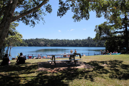 Am nächsten Morgen sind wir zum frühen Mittag an den See gefahren. Da war richtig was los. Es war erster Ferientag und dementsprechend viele Teenies haben die Wiesen bevölkert. Lizzy musste natürlich noch mal schwimmen gehen.