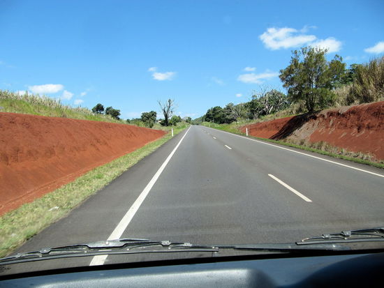 Erneut ein Foto aus dem fahrenden Camper. Immer wieder faszinierend diese Farben. Besonders das Rot ist beeindruckend. Im Bild ist übrigens ein Stück Premium-Straße zu sehen. Normalerweise gibt es keinen Seitenstreifen, dafür aber ausgeprägte Spurrillen und eine Mischung aus Flicken und Schlaglöchern.
