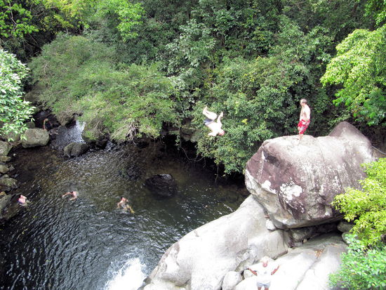 Die Sicherheit hängt allerdings von der Art der Nutzung ab. Weniger sicher ist es, wenn man unbedingt mit Salto (Bildmitte) von ca. 8 Meter hohen Felsen in nur 2 Meter tiefe Pools springen muss! Aber es waren ja grad Schulferien!
