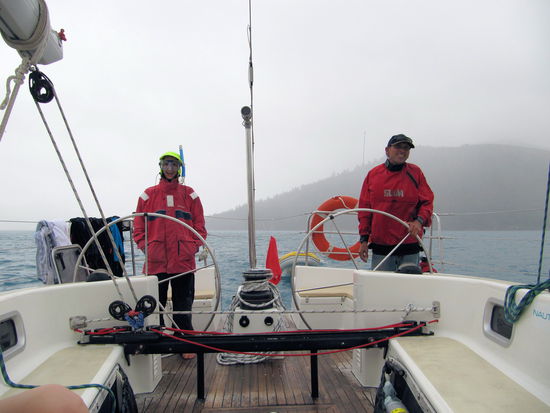 Unsere Boots-Crew Gemma (links) und Mel (rechts) bei einer kurzen Schlechtwetterphase. Sie und wir hatten trotzdem viel Spaß! Wir haben den Hafen bei Regen verlassen und hatten zwischendurch immer wieder Regen, aber bei den Highlights der Tour hatten wir immer schönes Wetter - s. Fotos!