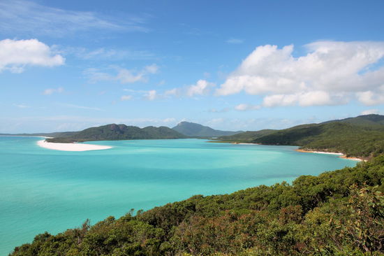 Sonnenschein passend zum Besuch des Hill Inlet mit Blick auf den Whitehaven Beach.