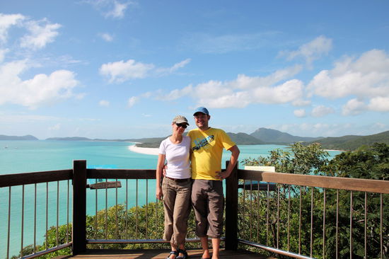 Hier das typische Beweisfoto, dass wir auch wirklich da waren.
(Lizzy) Ich kann wieder lachen, nachdem mir die Seekrankheit am Tag vorher ziemlich zu schaffen gemacht hat. Holla. Bin wohl doch nicht seefest. Am nächsten Tag ging's mir auch wieder schlecht. Aber super war's trotzdem. Die Eureka ist eigentlich ein Rennboot und wir hatten guten Wind um richtig schnell zu segeln. Saßen also auch alle mit den Beinen an der Seite, um die Schieflage des Bootes auszugleichen. Toll!