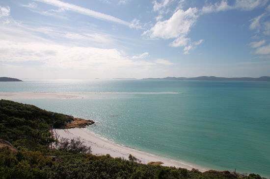 Der Strand auf der linken Seite der Bucht hat am Ende einen schmalen Sandstreifen, der in die Bucht hineinragt.
