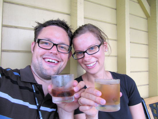 Nächster Stopp war die Stadt Bundaberg, wo DER australische Rum produziert wird - Bundaberg Rum. Wir haben an einer interessanten Werksführung teilgenommen, bei der es am Ende noch pro Person zwei Freigetränke gab. Für mich gab's den süßen Bundaberg-Likör und für Lizzy irgendwelche Rum-Mischgetränke. Da wir vorher kein Mittagessen gegessen hatten, waren wir dank der zwei Drinks bereits um 14.00 Uhr gut dabei und sind anschließend direkt zu McDonalds um einen fettigen Burger zu essen. 
(Lizzy) Ollala. Zu Hause hätte ich um diese Urzeit aufstehen müssen, aber ... Toll.