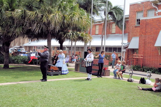Am Markttag wird um 13.00 Uhr extra für die Besucher/Touristen mit ein bisschen historischem Tamtam eine Kanone abgefeuert. Die Kanone sieht klein aus, produziert aber einen ordentlichen Knall!