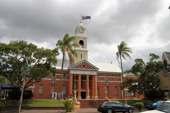 Die City Hall von Maryborough. Hier starteten wir unseren historischen Rundgang durch den alten Teil der Stadt. Wie man an der Fahne und den Palmen sehen kann, es war ein recht stürmischer Tag.