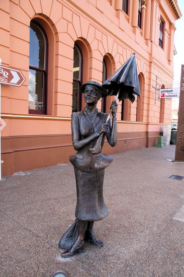 Und nun noch etwas für die Allgemeinbildung: In welcher Stadt wurde die Autorin von 'Mary Poppins' geboren? Natürlich in Maryborough! P.L. Travers wurde 1899 in Maryborough geboren und lebte ab 1924 in England.
Im Bild eine Statue von Mary Poppins vor dem Geburtshaus der Autorin P.L. Travers.