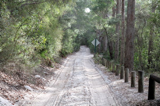 Ein vergleichsweise gutes Stück Sandpiste im Innern der Insel. 
(Lizzy) Das Fahren auf den Sandstraßen war super. Vor allem wenn man auf seinem Sitz hin- und her und nach oben hopste!