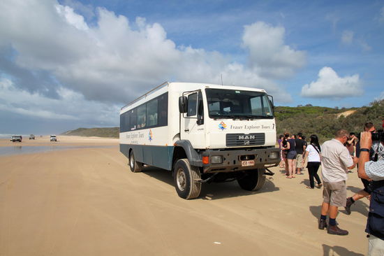 Unser Tourbus-/LKW. Links im Bild der breite Strand an der Ostküste von Fraser Island der als Schnellstraße genutzt wird.
