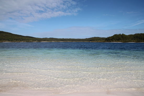 Ein traumhafter Strand und glasklares Wasser. Mit Sonne war es auch sehr angenehm zum baden und wir konnten zusammen (die arme Lizzy muss ja überwiegend alleine ihre Runden drehen) schwimmen und in diesem tollen Wasser rumhängen. 
(Lizzy) Der See war das Schönste an der Tour!