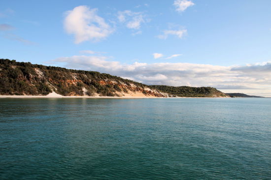 Zufrieden fuhren wir entlang der wunderschönen Westküste von Fraser Island zurück zum Hafen. Auf dem Rückweg haben wir noch Delphine gesehen, aber die Fotos erspar ich euch lieber - keine Sprünge und total kleine Tiere! 
Insgesamt war das whale watching ein sehr schönes und beeindruckendes Erlebnis!