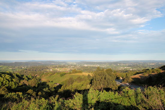 Lookout am 'Kanyana Park'. Sobald man den Höhenzug der Blackall Range mit der Camper 'erklommen' hat, bieten sich fantastische Ausblicke. Im Hintergrund ist das Meer der Sunshine Coast zu sehen.