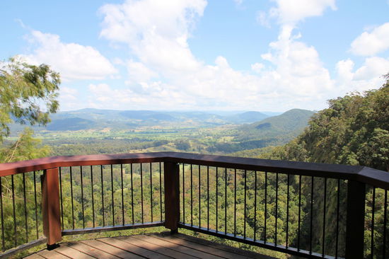 Die Mapleton Falls. Falls ihr keinen Wasserfall seht, bitte nicht wundern. Er stürzt sich quasi rechts unten im Bild ins Tal. Da noch Trockenzeit war, konnte man nicht viel sehen vom Wasserfall, aber die Aussicht war trotzdem super.