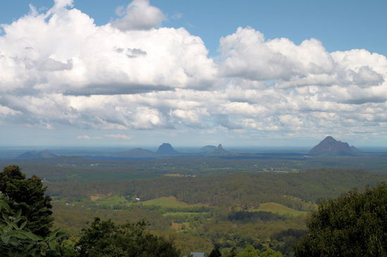 Am McCarthys Lookout kann man diesen tollen Ausblick auf die Glass House Mountains genießen. Es sind ehemalige Vulkane, die ihren kuriosen Namen Captain Cook verdanken. Als er die Berge 1770 erblickte, erinnerten sie ihn an die Glasschmelzerhütten in England.