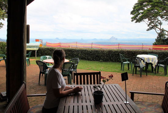 Anschließend haben wir uns noch Kaffee und Kuchen im dazugehörigen Cafe gegönnt. Trotz der Baustelle direkt davor, haben wir die tolle Aussicht auf die Glass House Mountains genossen.