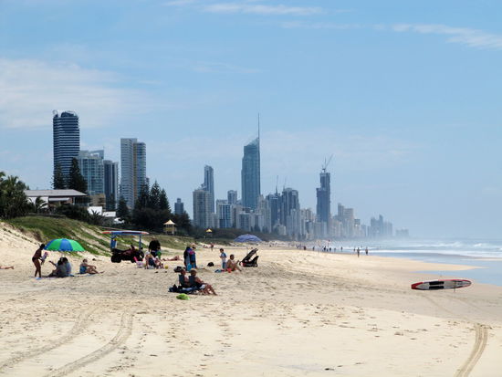 Von Brisbane aus fuhren wir nach Süden mit einem deutlich verbesserten Campervan. Da wir mehr von der Küste (Gold Coast) sehen wollten, haben wir den großen Highway verlassen und sind mehrere schöne Tourist Drives gefahren. Am Strand südlich von Surfers Paradise (ich beschreibe es mal vorsichtig als das 'Loret de Mar' von Australien) mussten wir einfach halten, um die Hochhauskulisse zu fotografieren.