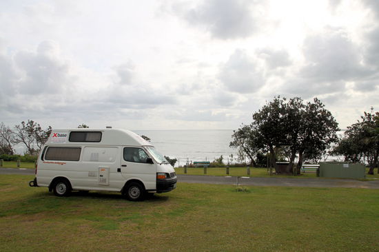 Wir hätten gerne noch den Dorrigo NP besucht, aber aufgrund des schlechten Wetters wurde uns in der Touristen Information in Coffs Harbor von einem Besuch (und der kurvigen Fahrt dort hin) abgeraten. So sind wir weiter Richtung Sydney gefahren und haben auf einem Campingplatz in Bonny Hills übernachtet. Wie man auf dem Bild sieht, hatten wir einen super Blick aufs Meer.