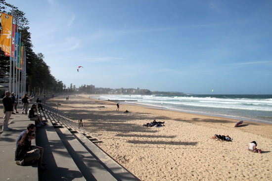 Bekannt ist Manly aber für seinen Strand - den Manly Beach. Da es recht frisch und windig war, sieht man nur wenige Leute beim Sonnenbaden, aber es waren einige Surfer im Wasser.