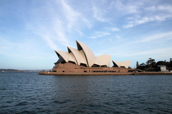Auf der Fahrt mit der Fähre kommt man auch an der weltbekannten Oper vorbei.