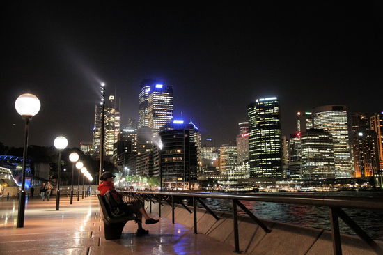 Hier sitzt Lizzy und genießt den Blick auf die Skyline und die Harbour Bridge und wartet auf den Beginn des Konzerts. Ganz links im Bild kann man die halbe Bühne sehen. Wir hatten Glück und es regnete nicht an dem Abend, aber es war trotzdem sehr frisch.