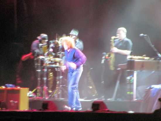 Und dann ging das Simply Red Konzert los. Mick Hucknall war gut drauf und die Musik kam gut rüber. Lizzy holte sich an der Bar noch einen Wein und dann saßen wir zusammen auf der Bank mit Blick auf die Harbour Bridge und genossen die Musik.