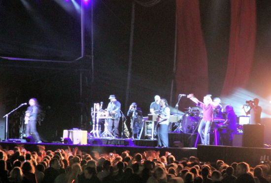 Nicht nur wir hatten Spaß, auch die zahlende Menge vor der Bühne kam auf ihre Kosten. Es war ein super Konzert vor einer traumhaften Kulisse. Und das Beste daran - es hat uns nur 8 australische Dollar (für Lizzys Wein) gekostet! 