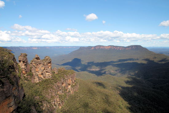 Das typische Blue Mountains-Bild - die 'Three Sisters' (links die drei Felsspitzen) in Katoomba.