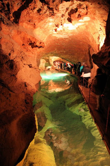 Da wir auf der "River"-Tour waren, sind wir auch am unterirdischen Fluss entlanggegangen. Glasklares Wasser und schön von unten beleuchtet. 