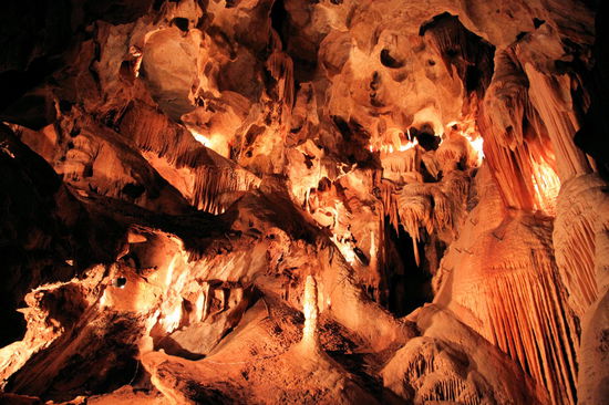 Riesige Höhlen mit tollen Stalaktiten und Stalagmiten.
