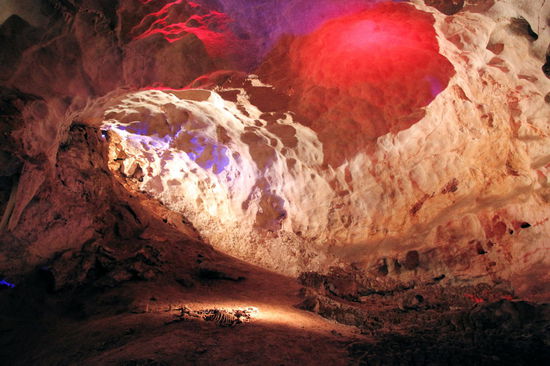 Die bunte Ausleuchtung ist Geschmackssache, aber interessant ist das Skelett, welches man unten links im Lichtkegel erkennen kann. Laut unserem sehr guten Guide das Skelett von einem in die Höhle gefallenen Wombat (diese Dackel-Bären-Mischung). Einer der Tour-Teilnehmer fragte, ob man denn wisse wie alt das Skelett ist? So nach dem Motto, ist es ein paar hundert oder paar tausend Jahre alt (in einer Tropfsteinhöhle ist ja alles sehr alt!). Der Guide lächelte und sagte, man kenne das Alter sehr genau und nannte dann das genaue Absturz-Datum im Jahr 2001. 