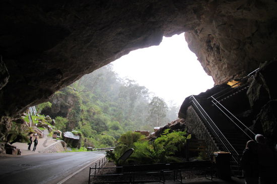 Unter diesem riesigen natürlichen Torbogen startete und endete unsere sehr schöne Tour. Draußen schüttete es leider immer noch wie aus Eimern. 