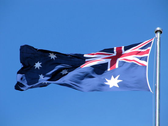 Willkommen in der Hauptstadt Australiens! Die Fahne ist zwar verkehrt herum, da der Fahnenmast rechts ist, aber wie der Australier dazu sagen würde - no worries!