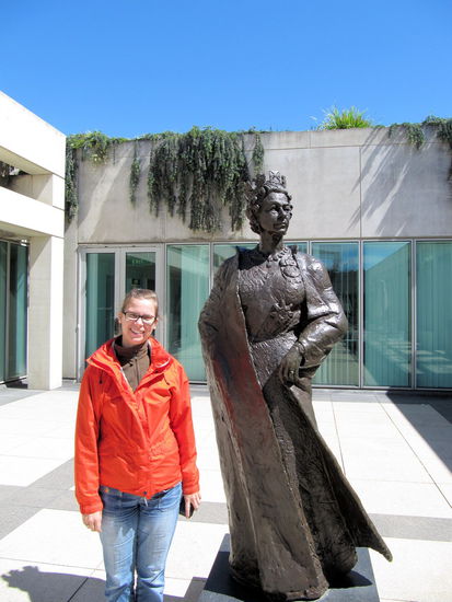 Auf der Dachterrasse des Cafes traf Lizzy auf Lizzy. Die bronzene Lizzy ist natürlich nur größer, da sie ein Podest und eine Krone hat. 