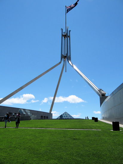 Am Parliament House hat uns besonders gut gefallen, dass das Dach begrünt und für die Öffentlichkeit zugänglich ist. Unter diesem Rasen wird australische Politik gemacht.