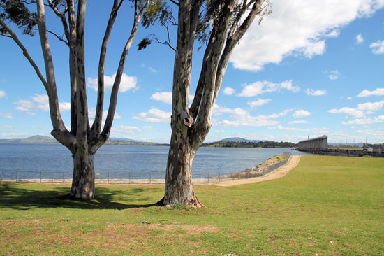 Der Stausee Lake Hume mit der Staumauer (hinten rechts), die den Murray River aufstaut.