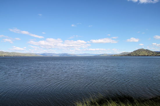 Nach ein paar Kilometern Fahrt um den See, hatten wir auch einen schönen Platz für eine Pause gefunden. Die Landschaft hat mich sehr an Neuseeland erinnert.