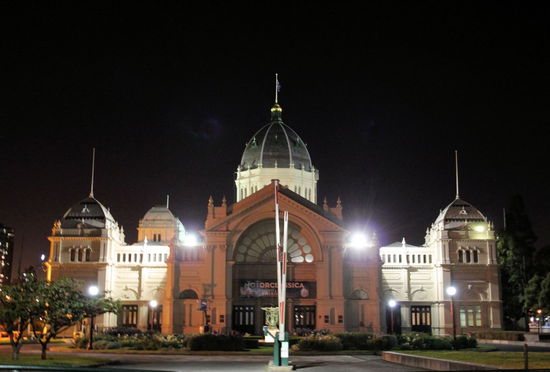 Das Royal Exhibition Building (Seitenansicht) in Melbourne bei Nacht.