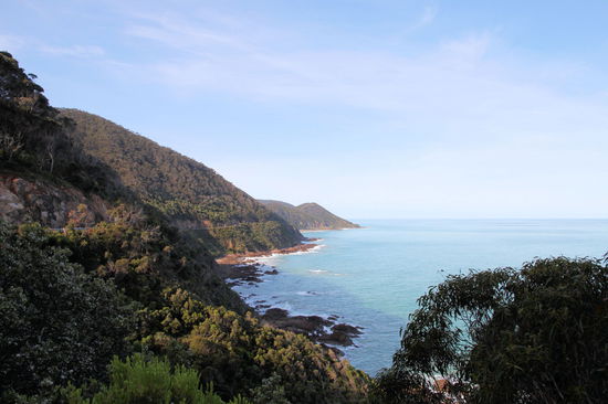 ... die Berge häufig bis ans Wasser reichen. Die Great Ocean Road windet sich dann wunderschön nah am Wasser entlang.