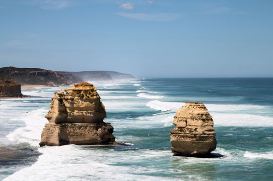 Die bekannteste Sehenswürdigkeit an der Great Ocean Road sind die 12 Apostel, durch Erosion geschaffene Felsen, die frei im Meer stehen.