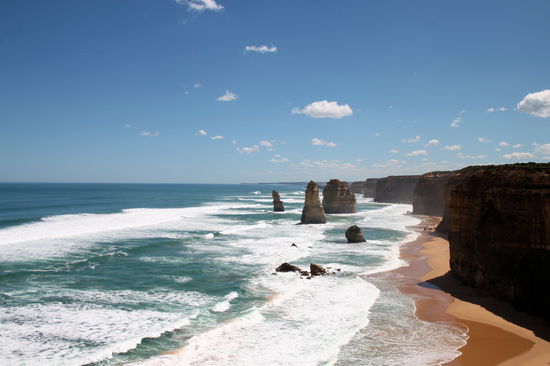 Von den ursprünglichen 12 Aposteln sind schon einige eingestürzt, aber im weiteren Küstenverlauf gibt es noch viele weitere Felsen, die sehr ähnlich sind.