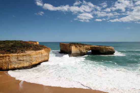 Der Freiraum in der Bildmitte war bis 1990 mit einer natürlichen Felsenbrücke (der so genannten London Bridge) überspannt. Eine kleine Variante davon kann man im rechten Felsblock erkennen. Die London Bridge stürzte 1990 ein und 2 Touristen, die über sie gegangen waren, saßen mit großem Schock auf dem nun freistehen rechten Felsblock fest. Sie wurden per Helikopter gerettet und hatten Glück, dass sie beim Einsturz nicht auf der Brücke waren.