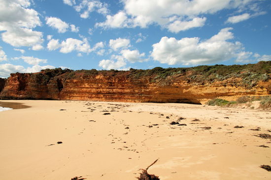 Die unterschiedlichen Gesteinsschichten leuchten in den tollsten Orange-und Gelbtönen.