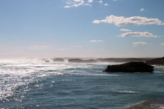 Die Bay of Martyrs. Hier sind früher einige Schiffe gekentert, was man sich bei dem Dunst und den vielen Felsen gut vorstellen kann.