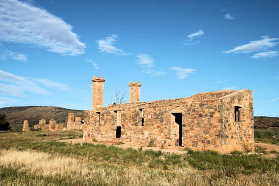 Südwestlich von Hawker stehen die Kanyaka Ruins. Es sind die Überreste eines großen Gehöfts aus den 1850er Jahren. Um 1860 lebten hier ca. 70 Männer und ihre Familien. Sie bewirtschafteten eine Fläche von 360 Quadratmeilen auf der über 50.000 Schafe gehalten wurden. Diverse Dürren sorgten für den langsamen Niedergang und 1888 wurde dieses Gehöft endgültig aufgegeben.