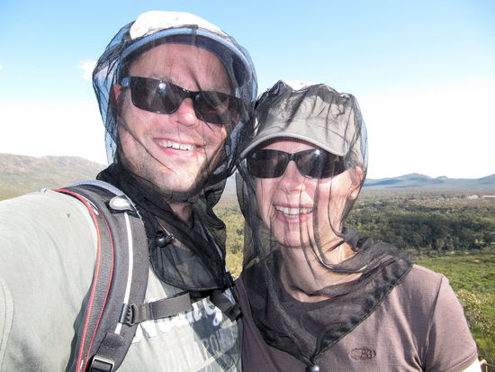 Hier unser wichtigstes Utensil sobald man den Campervan verlässt - das Fliegennetz für den Kopf. Die Flinders Range ist quasi schon Outback und damit das Reich der Fliegen. Die Fliegen sehen aus wie normale kleine deutsche Fliegen, aber sie sind total aggressiv. Sie können einem eigentlich nichts tun, aber sie fliegen/krabbeln ohne Vorwarnung gezielt in die Ohren, Augen oder Nasenlöcher. Wenn man nicht konstant wie wild mit den Armen an seinem Kopf rumwedeln möchte, dann braucht man so ein Fliegennetz. So kann man das Wandern und die Landschaft dann auch genießen!
