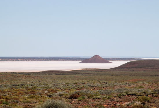 Sobald man Port Augusta (und damit die Küste) verlässt, verändert sich die Landschaft sehr schnell. Schon nach 20-30 Kilometern beginnt diese typische, trockene Outback-Vegetation. Nach ein paar hundert Kilometern kamen wir an mehreren Salzseen vorbei. Im Bild müsste Lake Gairdner zu sehen sein. In einem der Seen war neben dem ganzen Salz auch Wasser zu erkennen.