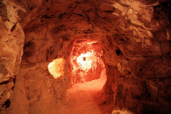 In Coober Pedy haben wir uns das Museum "Old Timer's Mine" angeschaut. Es gibt einen ober- und einen unterirdischen Teil. In den echten unterirdischen Stollen erhält man ein Gefühl dafür, wie früher (und zum Teil heute noch) die Opale abgebaut wurden.