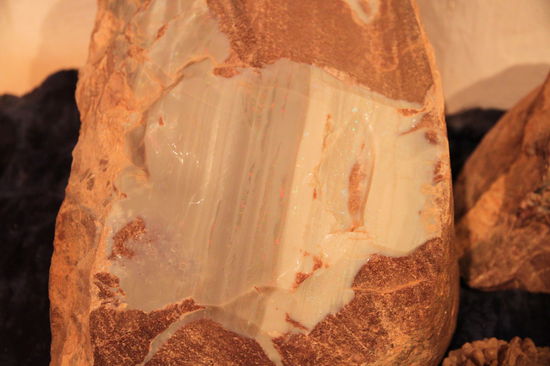 Ein Gesteinsblock mit Opalschichten. 
Bevor ihr fragt: Lizzy hat keine Opale gekauft! Einige Steine gefielen ihr, aber bei den verarbeiteten Schmuckstücken ist sie nicht fündig geworden. 
(Lizzy) Viel zu kitschige Verarbeitung. Leider. Hätte mir schon gerne was gekauft und meinen Ehemann zahlen lassen!