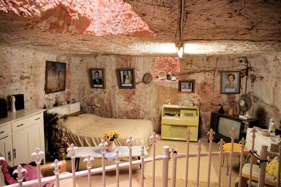 Eine unterirdische Wohnung (hier das Schlafzimmer) aus den 1950/60iger Jahren. 
Wir fanden das Museum "Old Timer's Mine" informativ und es hat einen guten Einblick/Überblick in die Geschichte der Stadt und des Opalabbaus gegeben.